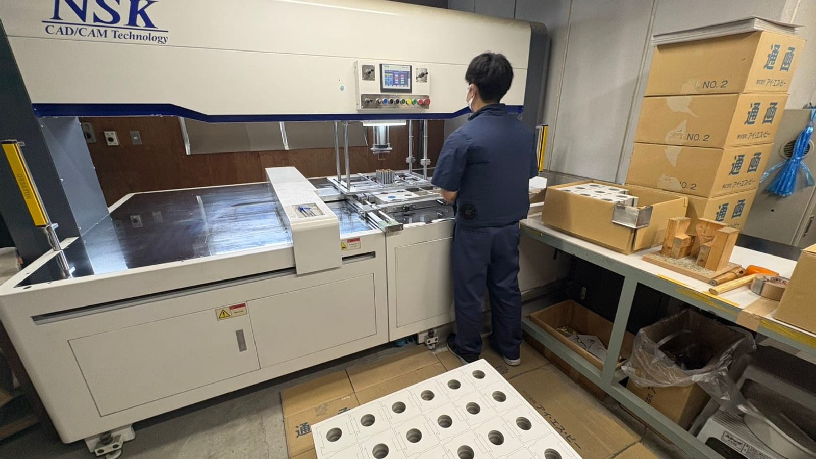落丁機で台紙を加工する様子